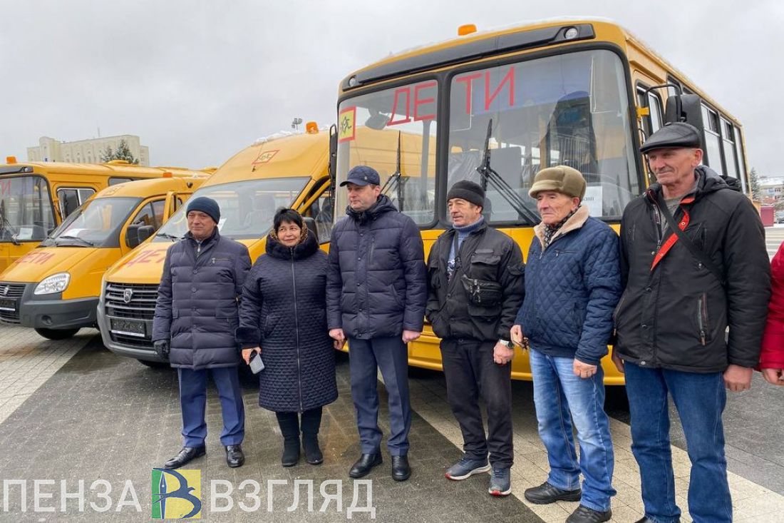 В Пензе представителям районных школ вручили ключи от новых автобусов