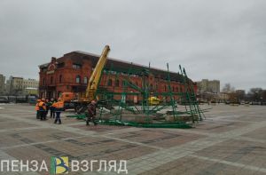 В Пензе продолжается монтаж каркаса новогодней елки