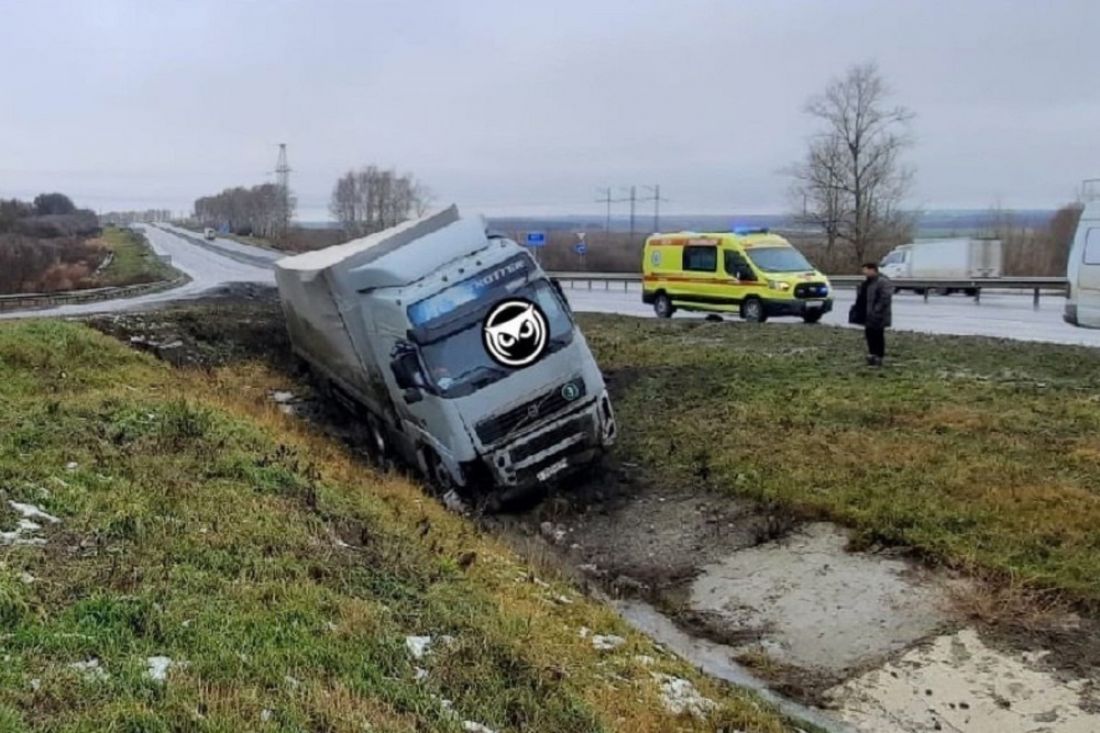 При въезде в Пензу в кювет улетела фура