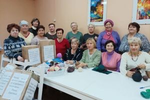 Зареченские пенсионерки связали для участников СВО больше сотни шерстяных носков
