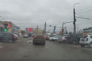 В Пензе сняли на видео, как мужчина падает под колеса автомобиля