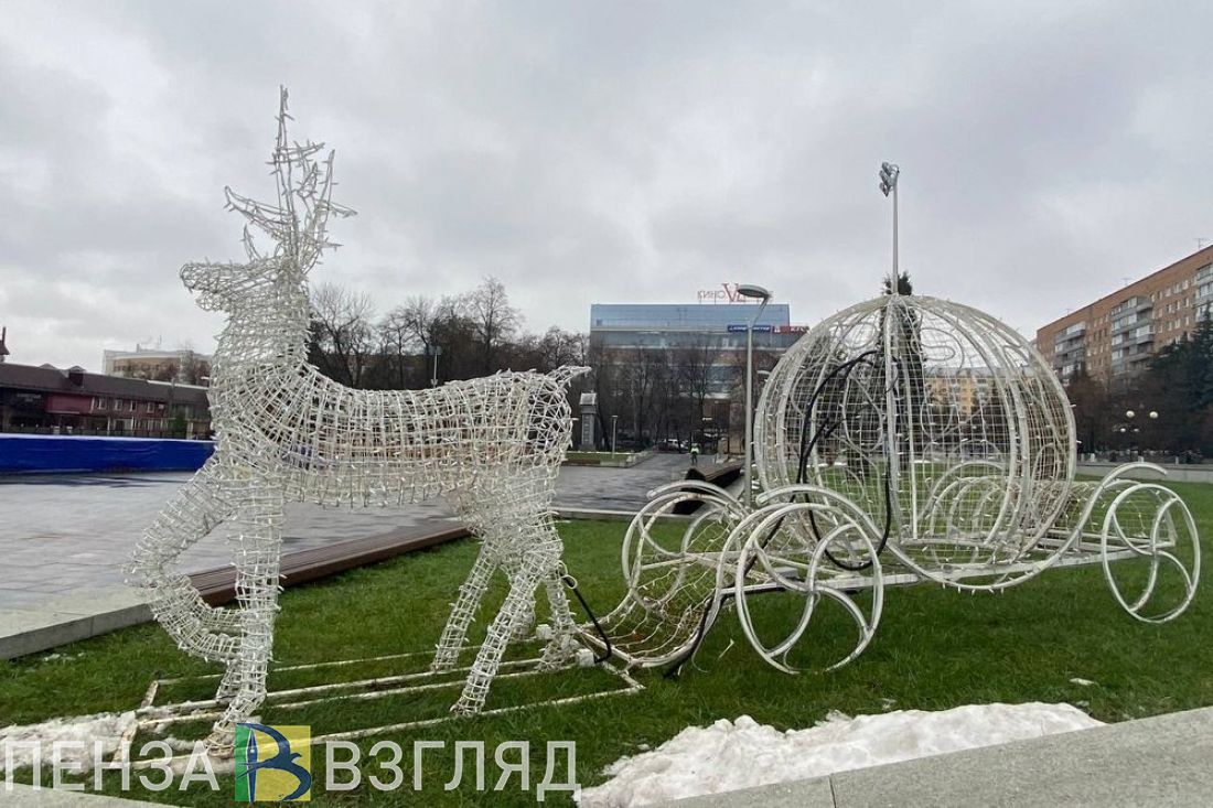 В Пензе украшают площадь Ленина и Фонтанную площадь к Новому году