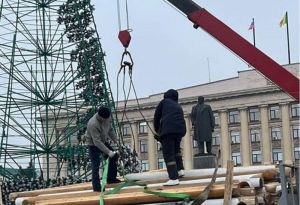 В Пензе начали устанавливать домик Деда Мороза на площади Ленина