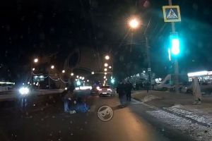 На проспекте Строителей в Пензе сняли на видео, как автомобиль сбивает пешехода