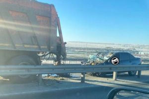 На трассе «Урал» под Пензой легковой автомобиль разбился, врезавшись в грузовик