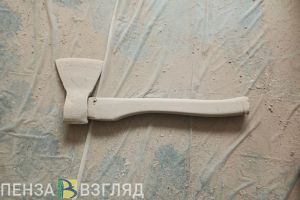 Житель Каменки с топором набросился на соседа