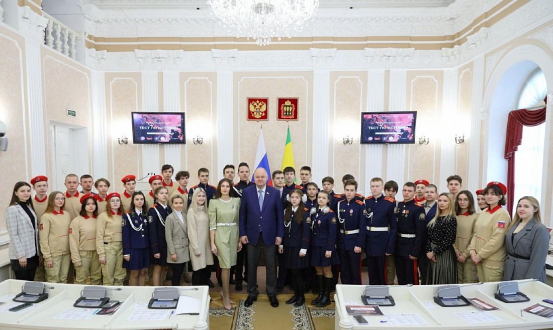 Вадим Супиков вручил сертификаты участникам акции «Тест по истории Великой Отечественной войны»