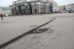 Пензенец поинтересовался, когда заделают провал на ул. Московской у драмтеатра