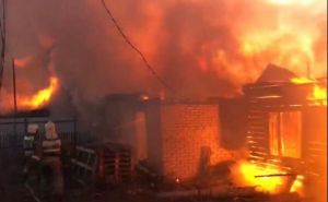 Вспыхнул барак. Появилось видео с места пожара под Пензой