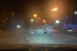 На улице Бакунина в Пензе опрокинулся автомобиль