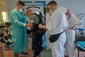 В пензенской больнице пациентов реабилитируют с помощью экзоскелета