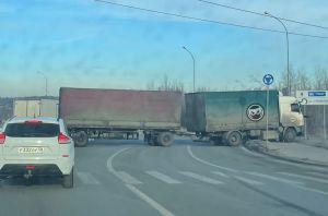 На окраине Пензы фура перекрыла дорогу и помешала проезду других авто