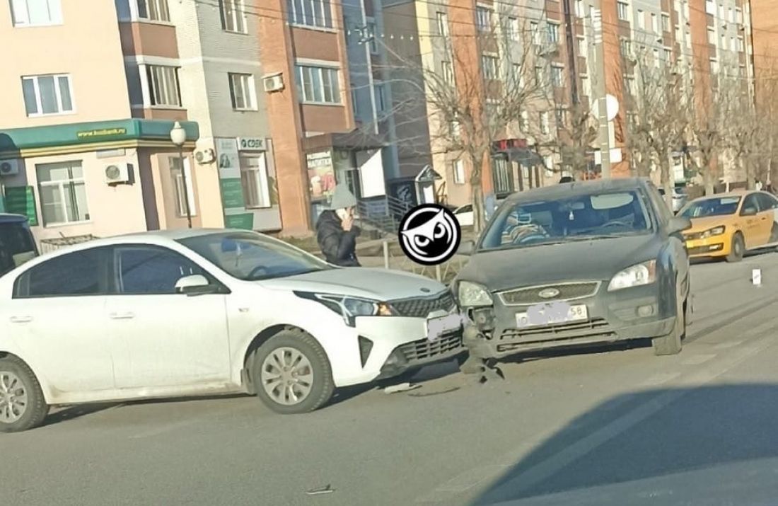 На улице Кижеватова в Пензе столкнулись два автомобиля