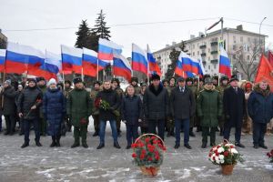В Пензе возложили цветы к стеле «Слава героям»