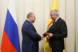 Олег Мельниченко вручил пензенцам региональные награды