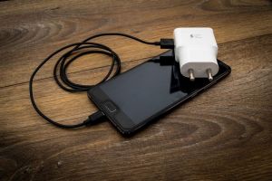 Коварный кузнечанин нажился на оставленном без присмотра телефоне
