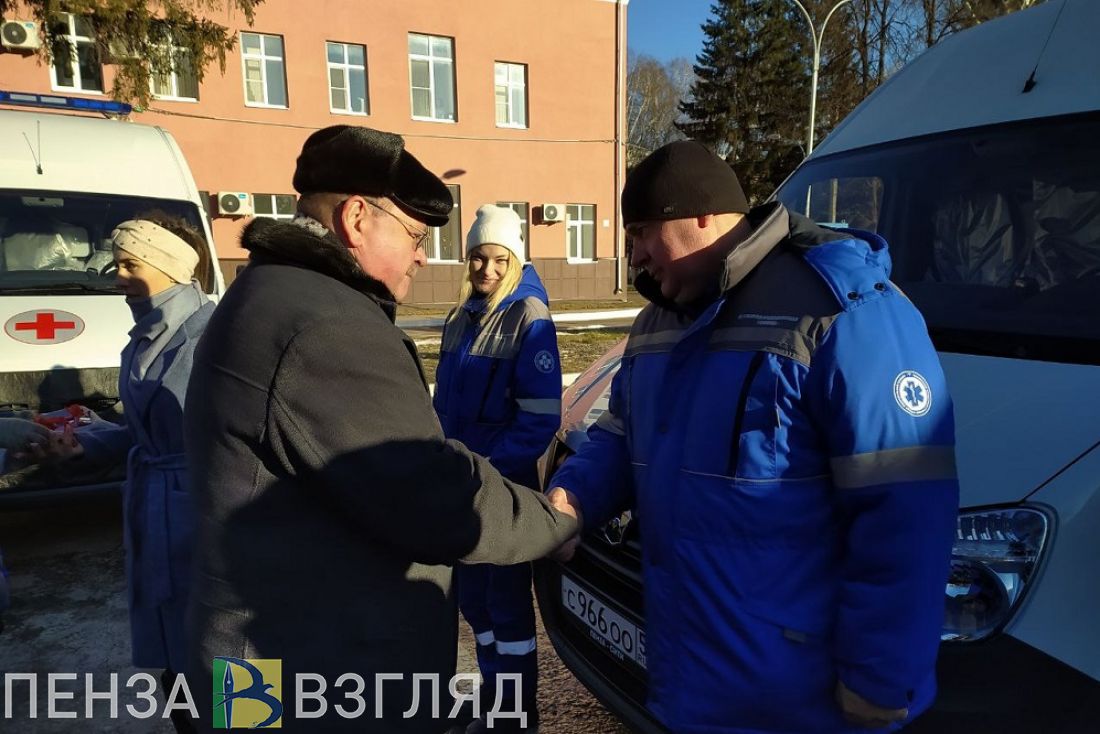 Олег Мельниченко вручил ключи от 16 новых автомобилей скорой помощи