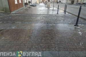 «Как на катке можно кататься». Мельниченко отметил плохое качество зимней чистки тротуаров в Пензе
