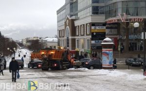 КамАЗ коммунальных служб Пензы перекрыл дорогу на ул. Кураева