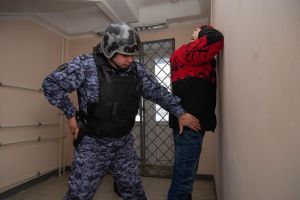 В Пензе мужчина нанес побои своей жене и заперся в квартире