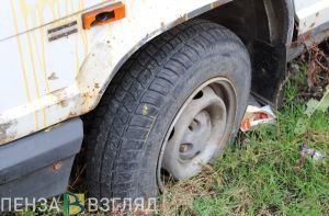 Мэрию Пензы попросили обратить внимание на «вросшие в землю» машины с рекламными щитами