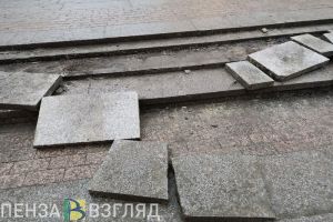 На улице Московской в Пензе повреждены ступени лестницы