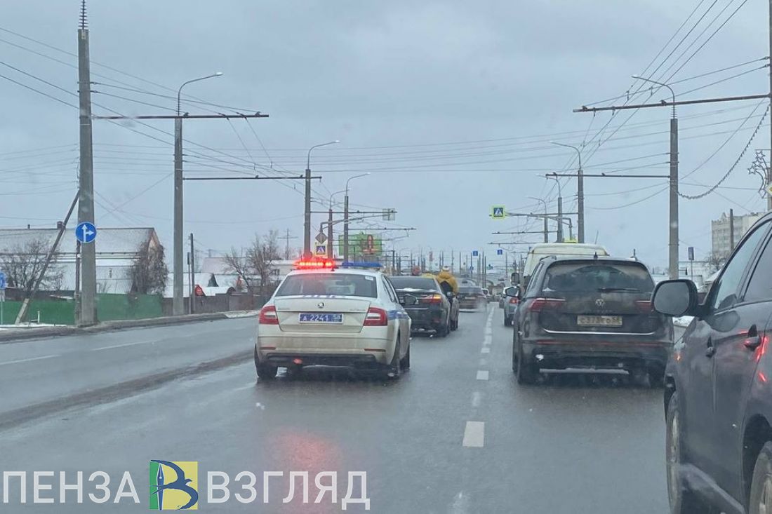 На улице Терновского в Пензе из-за столкновения трех машин образовалась  пробка