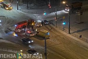 Полиция и реанимация прибыли на место ДТП на Западной поляне Пензы