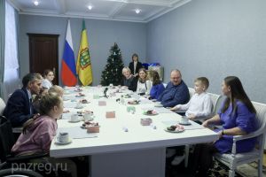 Олег Мельниченко вручил детям подарки в рамках акции «Елка желаний»
