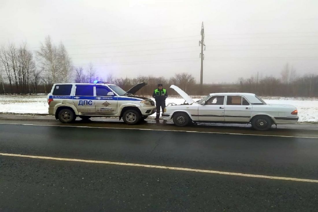 Каменские госавтоинспекторы помогли мужчине, который не смог завести авто