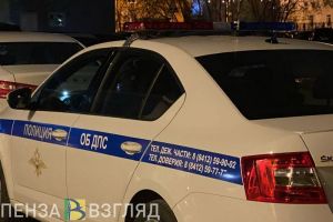 В Пензе сняли на видео, как водитель врезается в бетонный столб