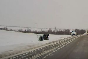 На трассе в Пензенской области сняли на видео опрокинувшийся автомобиль