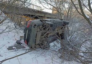 В Пензе обнаружили слетевший с моста «BMW» с мертвым водителем внутри