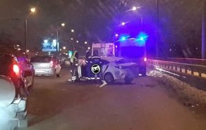 В Пензе к месту ДТП с поврежденной иномаркой прибыли экстренные службы