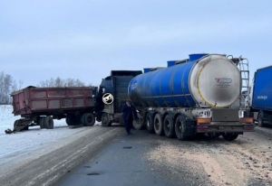 «Обе полосы перекрыты». Очевидцы сообщают о жестком ДТП под Пензой