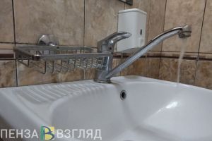 Жители Западной поляны жалуются, что с утра в кранах нет холодной воды