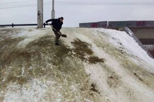 В Пензе посыпали песком опасную несанкционированную горку