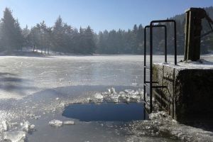 Пензенский Минздрав объяснил, почему опасно погружать детей в ледяную прорубь