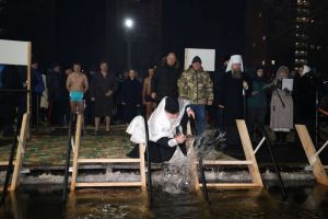 Олег Мельниченко посетил ночью крещенскую купель в пензенском районе ГПЗ-24