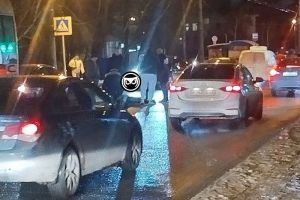«Скорая» и полиция прибыли на место ДТП на улице Калинина в Пензе