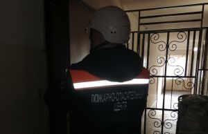 Пензячка не могла попасть в квартиру, потому что ее малыш случайно закрылся изнутри