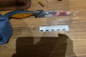 Опубликованы фото с места убийства в Кузнецке, где труп прикрыли ковром