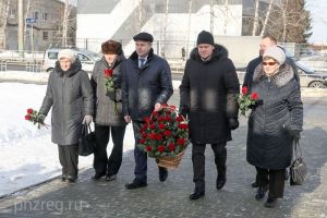 Владимир Щекин и Валерий Лидин возложили в Пензе цветы к памятнику «Героям блокадного Ленинграда»