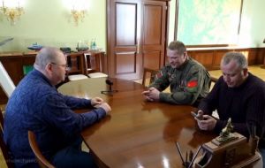 Мельниченко поздравил бывшего бойца ОМОНа с получением медали «За отвагу»