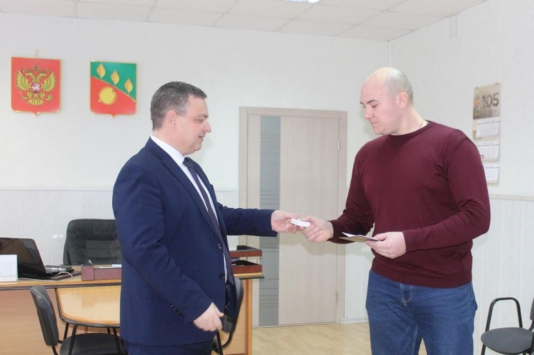 Глава администрации Сердобского района вручил медаль сержанту Олегу Родионову
