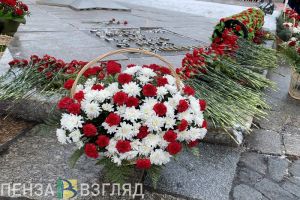 В Пензе возложили цветы в честь 80-летия победы в Сталинградской битве. Фотогалерея