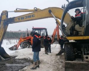 В Сердобске на ул. Максима Горького устраняют пробой водопровода