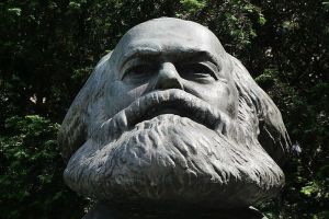Пензенские власти отказались обносить памятник Карлу Марксу забором