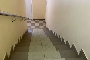Посетители женской консультации на улице Пушкина в Пензе пожаловались на опасную лестницу