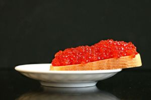 Перед Масленицей подорожала красная икра